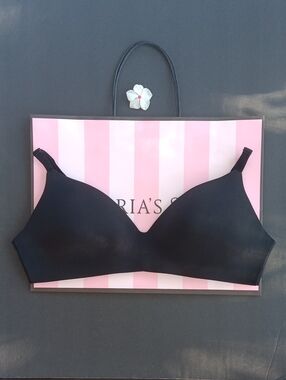 Victoria's Secret Black Seamless Wireless Bra T-shirt Lightly Lined Size36DD